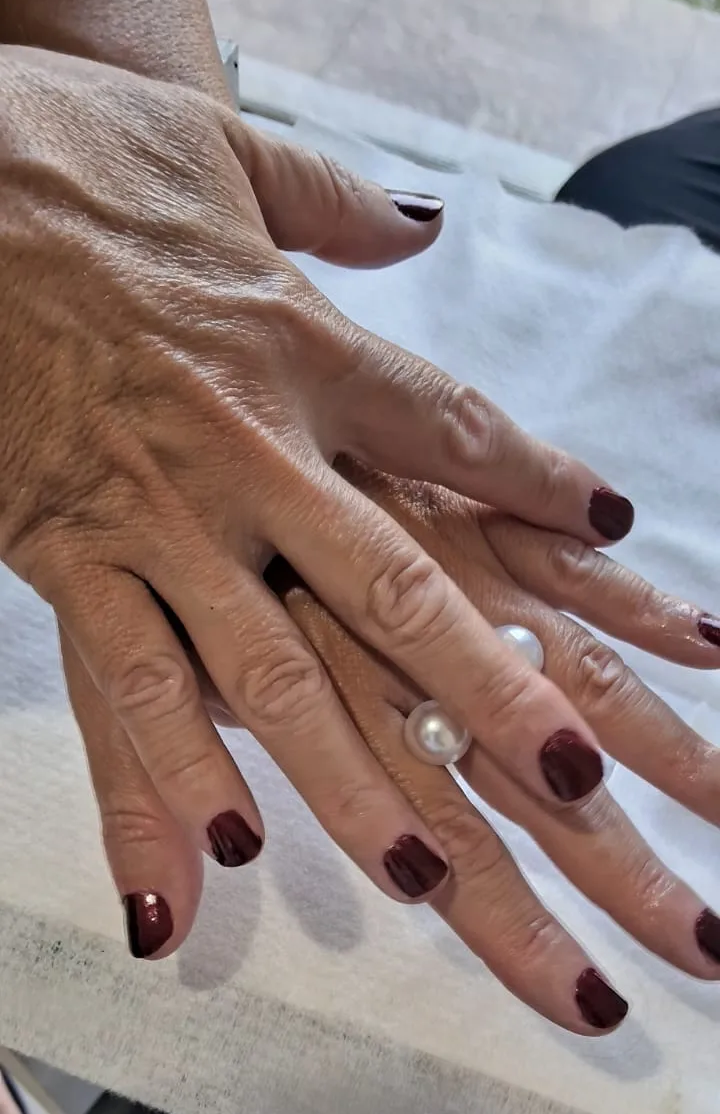 Manicure — 06-manicure.webp
